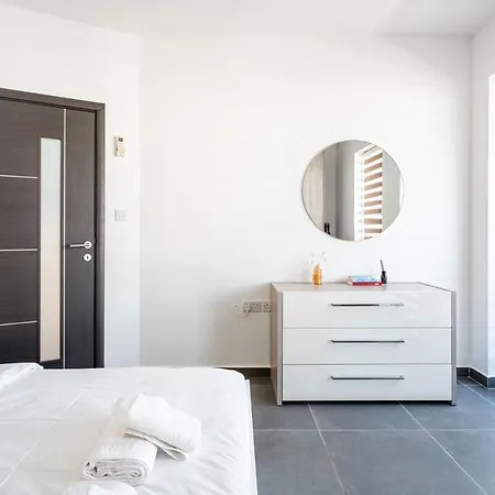 Charming 3 Story Maltese House With Terrace & Bbq Apartament *