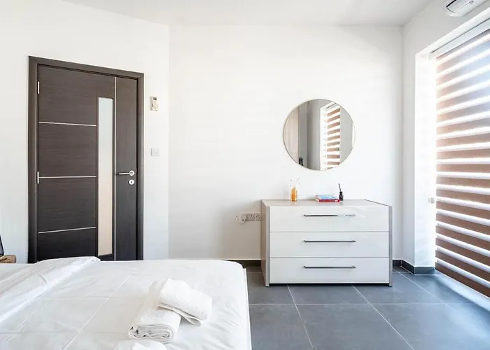 Charming 3 Story Maltese House With Terrace & Bbq 아파트 *